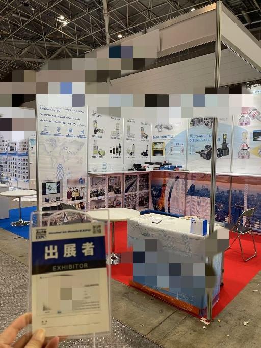 Business discussion at an automotive parts exhibition